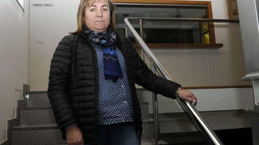 Lourdes Ucha, alcaldesa de Meaño, en la escalera del Consitorio. // Noé Parga