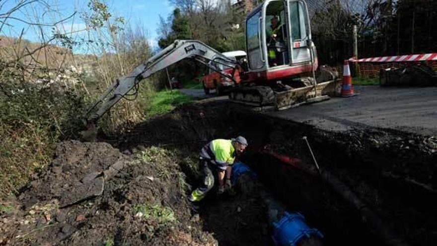 Operarios municipales, ayer, trabajando en el lugar de la avería.