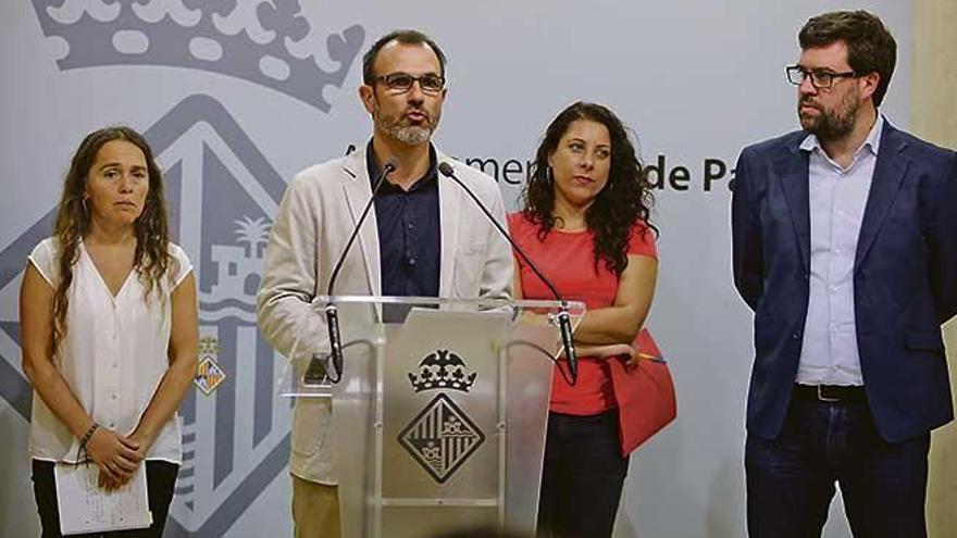 El vicepresidente Barceló, junto con el alcalde Antoni Noguera, la concejala de Seguridad Ciudadana y la directora de Salud Pública.