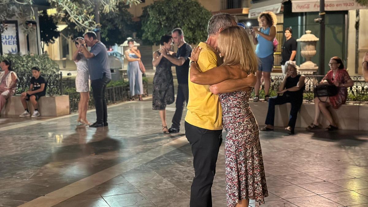 Una pareja baila una tanda en la Plaza de Museo durante un jueves de agosto.