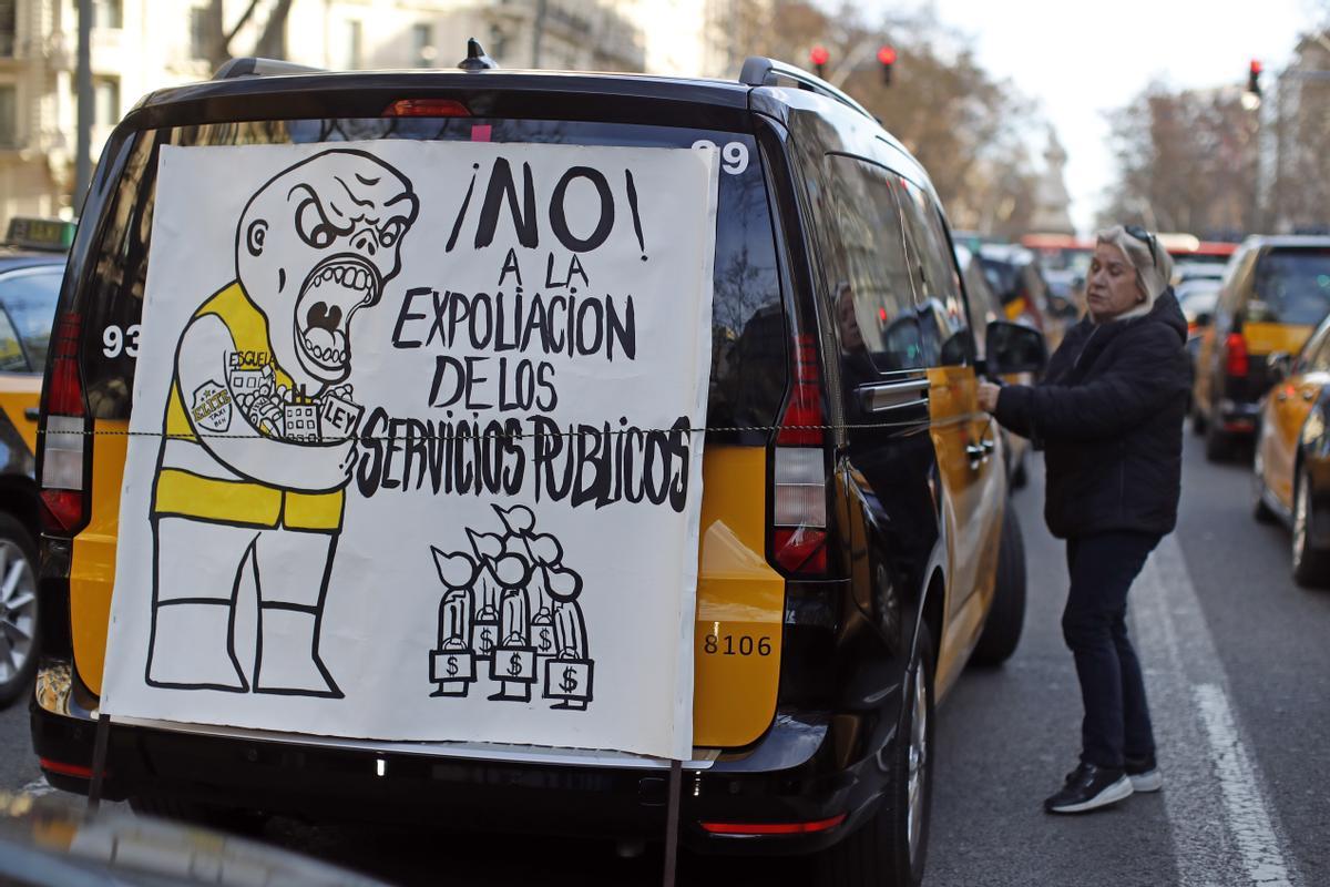 Un taxi, durante la protesta de esta semana en la Gran Via de Barcelona