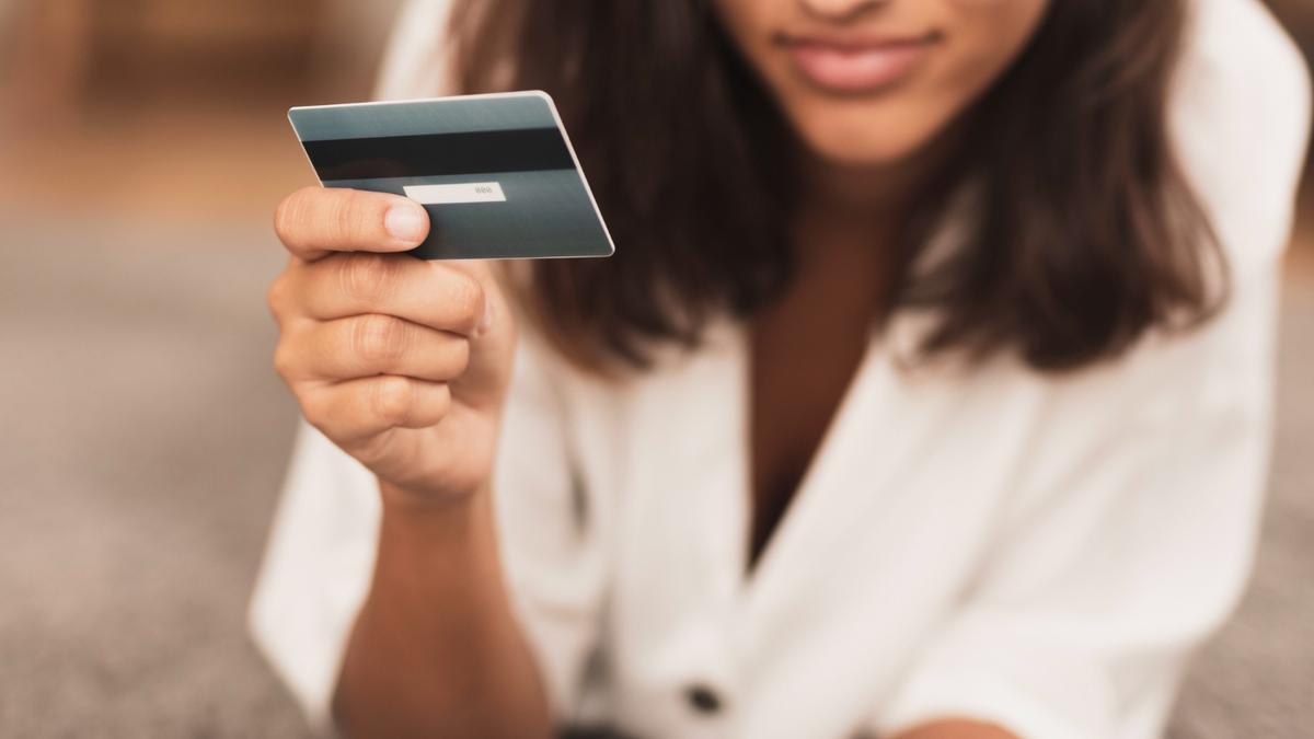 Una mujer con una tarjeta de crédito.