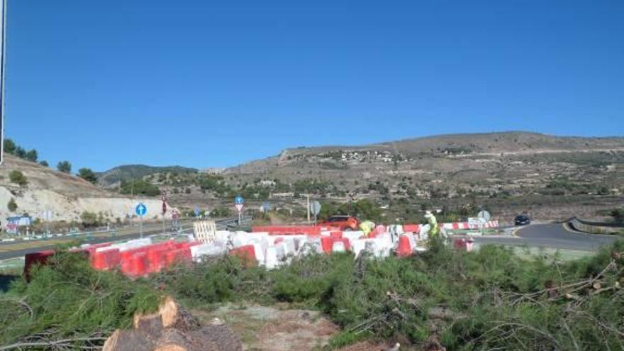 Las obras han comenzado por la tala de algunos pinos de la actual rotonda partida y el desbroce de su entorno.