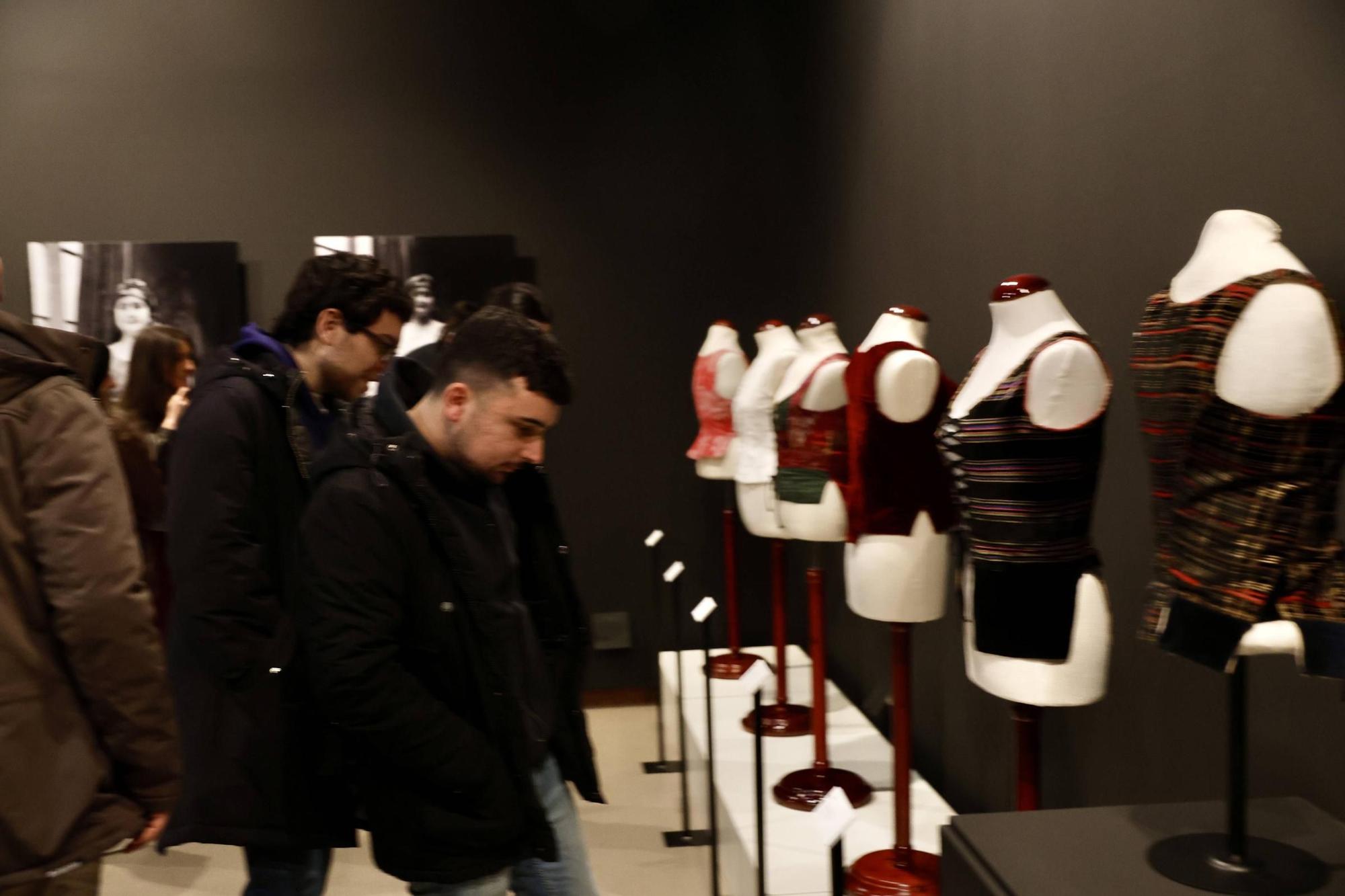 Exposición Indumentaria asturiana: "Corpiños y jubones"