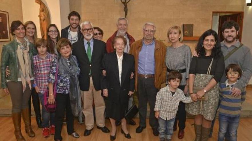 Luisa Tous y Rovira, ayer, rodeada de familiares.