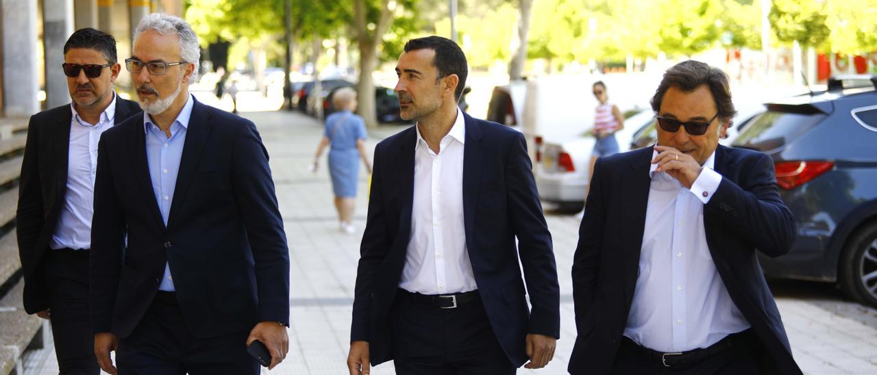 Miguel Torrecilla, director deportivo, Juan Carlos Carcedo, entrenador, y Raúl Sanllehí, director general, en la entrada a La Romareda.