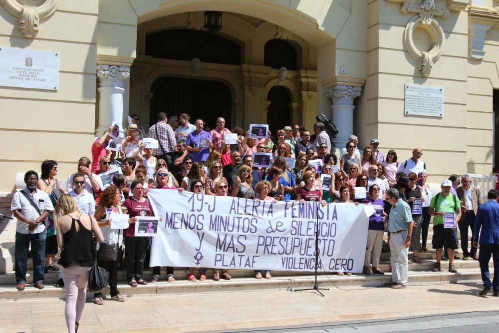 La plataforma tenía previsto hacer un encierro en el Ayuntamiento para exigir al Estado más presupuestos para luchar contra la violencia de género. Antes, han leído un comunicado en la puerta del cons