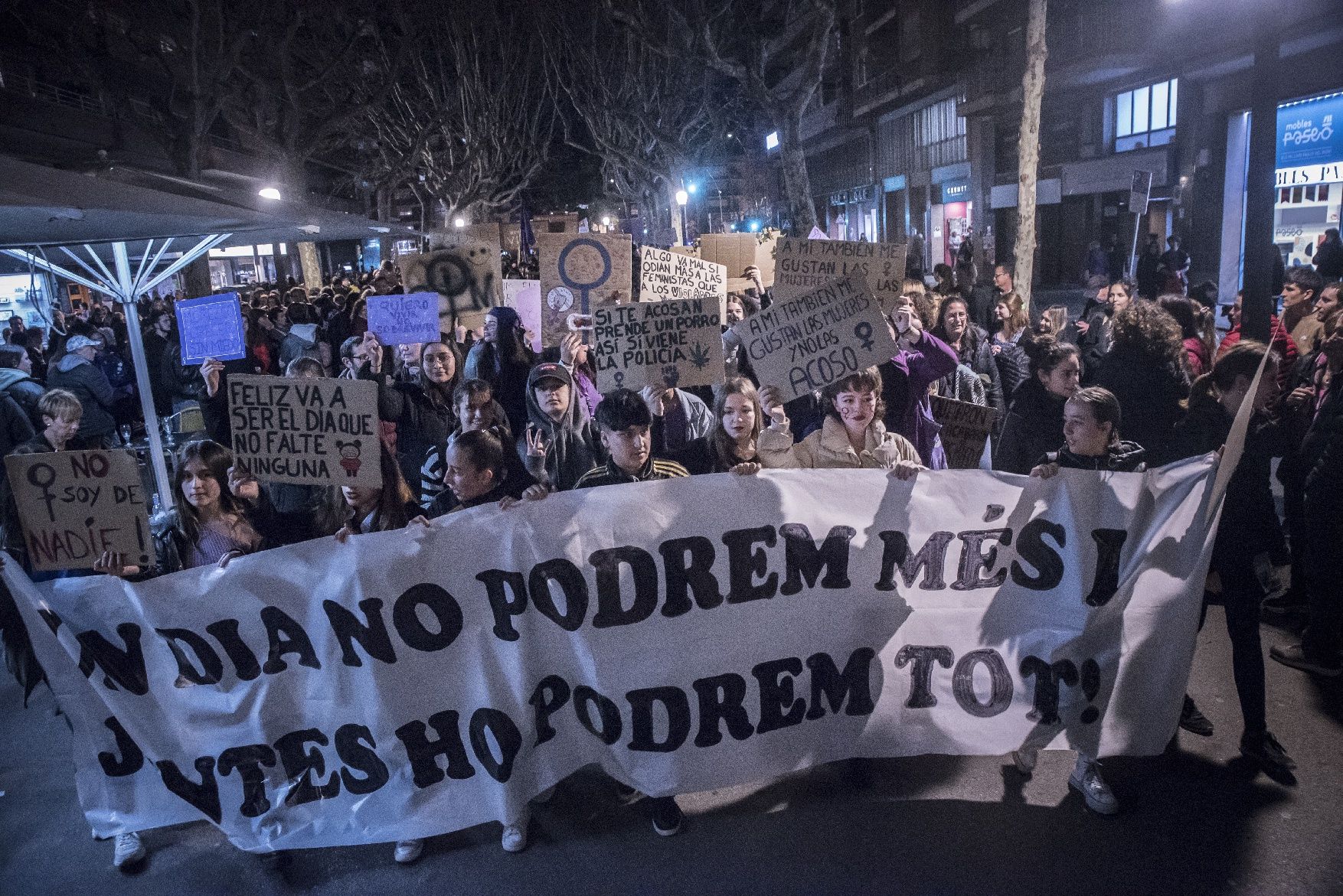 Manresa condemna la violència masclista en la manifestació del 8M