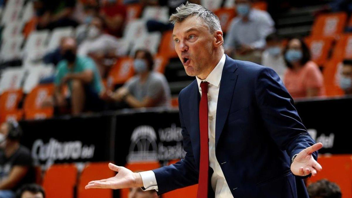 Jasikevicius se queja a los árbitros en una acción del partido