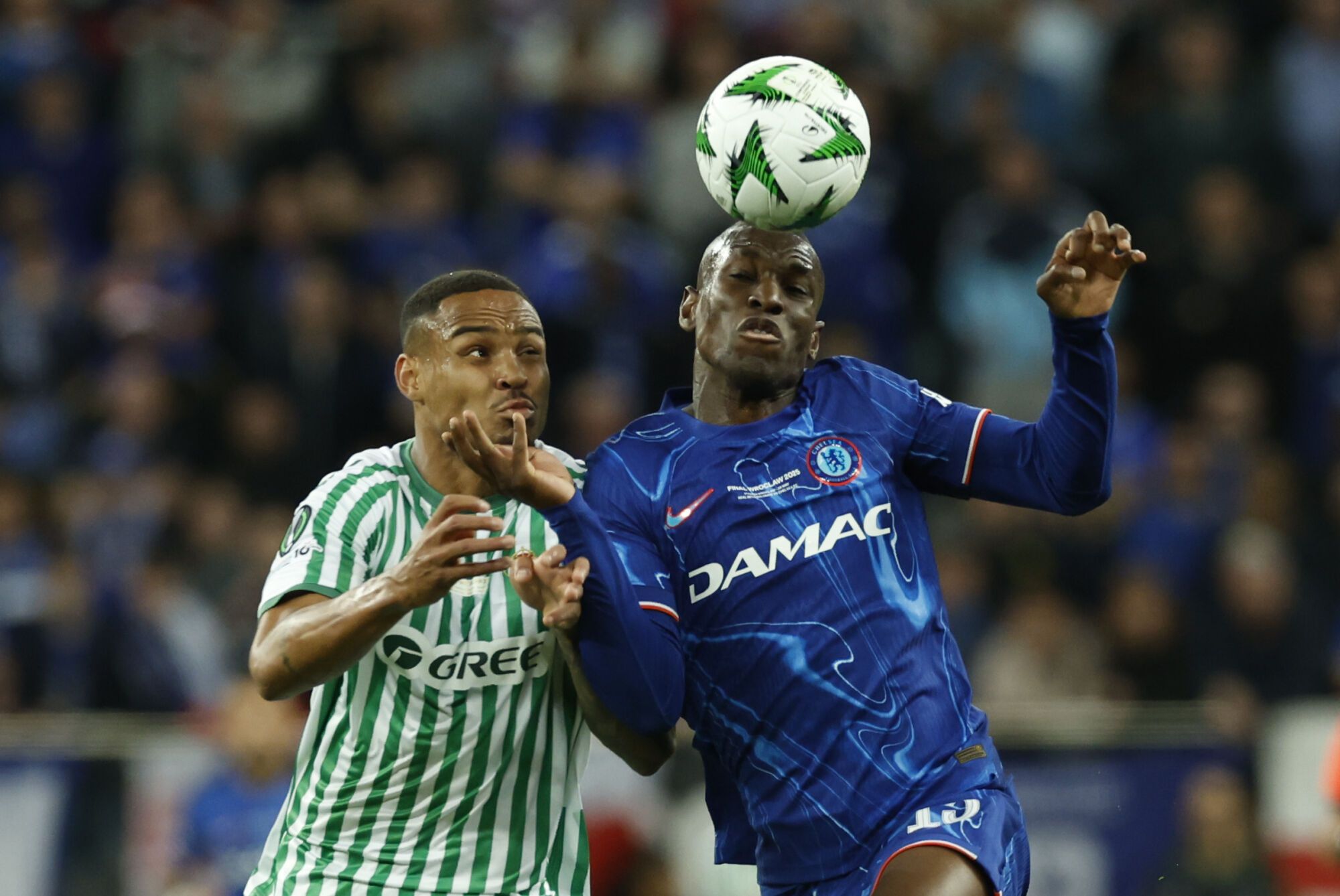 BRESLÁVIA, 28/05/2025.- El defensa brasileño del Betis, Natan (i), disputa el balón ante el delantero senegalés del Chelsea, Nicolas Jackson, durante el encuentro correspondiente a la final de la Liga de Conferencia que disputan hoy miércoles Chelsea y Betis en el Tarczynski Arena de Breslávia. EFE / Julio Muñoz.