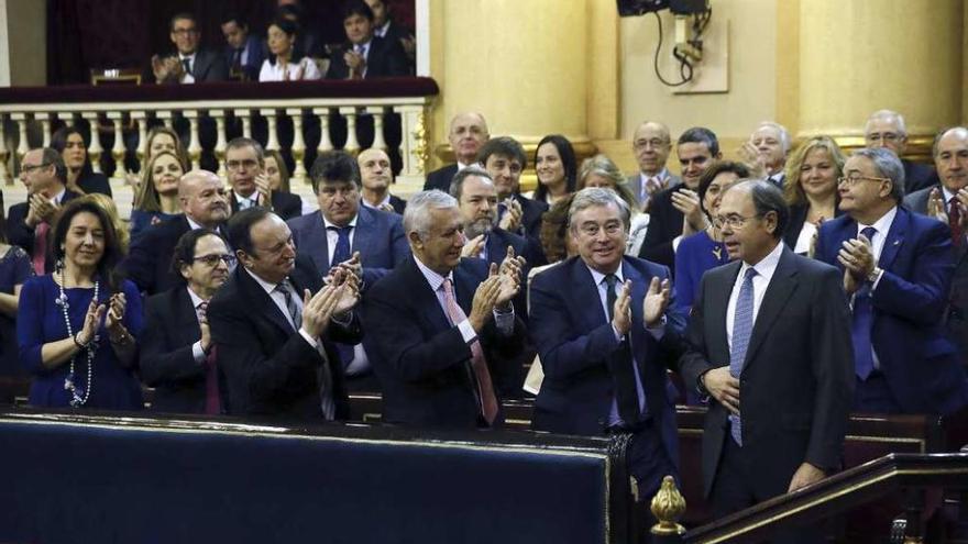 Senadores del PP, entre ellos, el gallego José Manuel Barreiro, aplauden el discurso de García-Escudero. // Efe