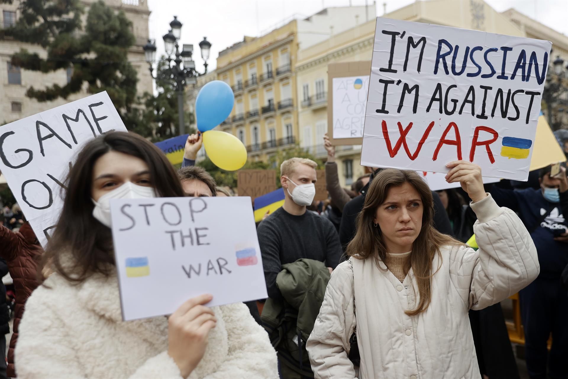 Una mujer rusa se manifiesta en Valencia contra la guerra de Ucrania.