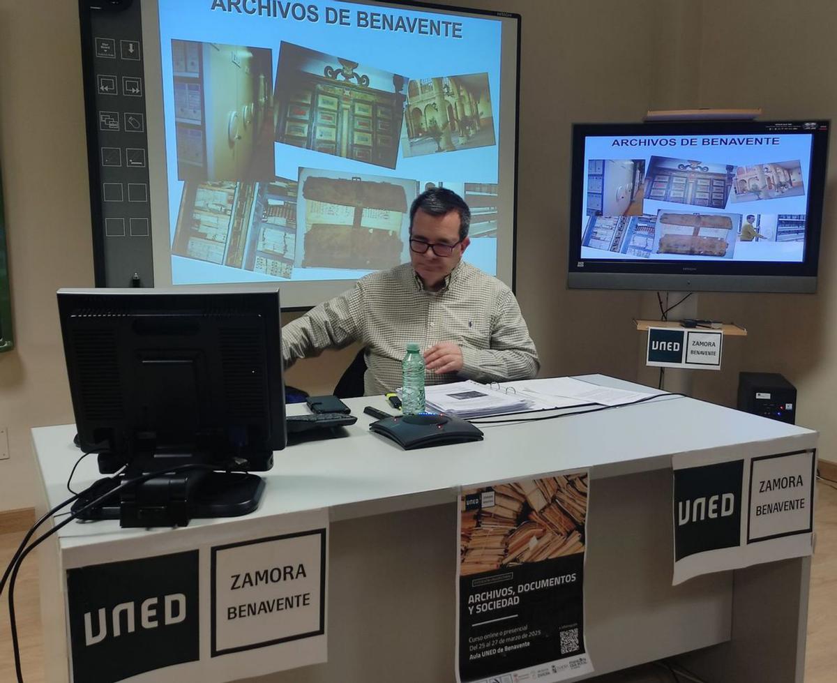 Juan Carlos de la Mata, durante la ponencia de ayer en la UNED de Benavente. | E. P.