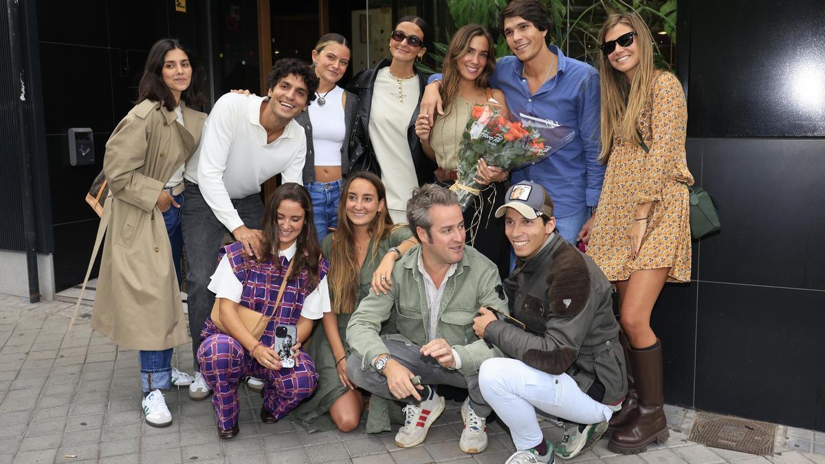 María Pombo celebra sus 29 años junto a sus amigos en un restaurante de Madrid