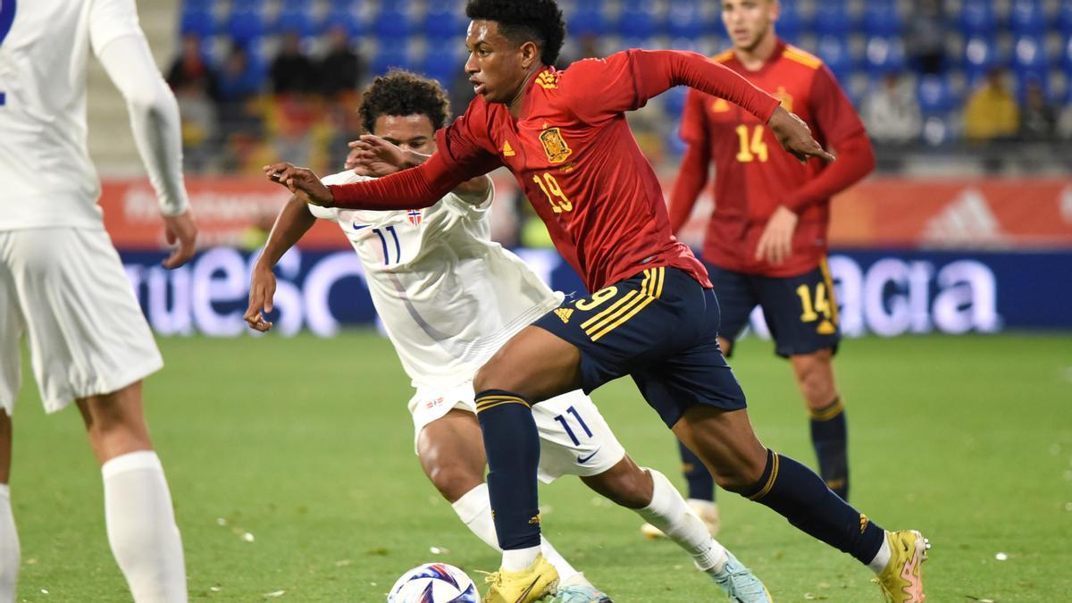 Balde controla el balón ante Noruega en el amistoso de Huesca.