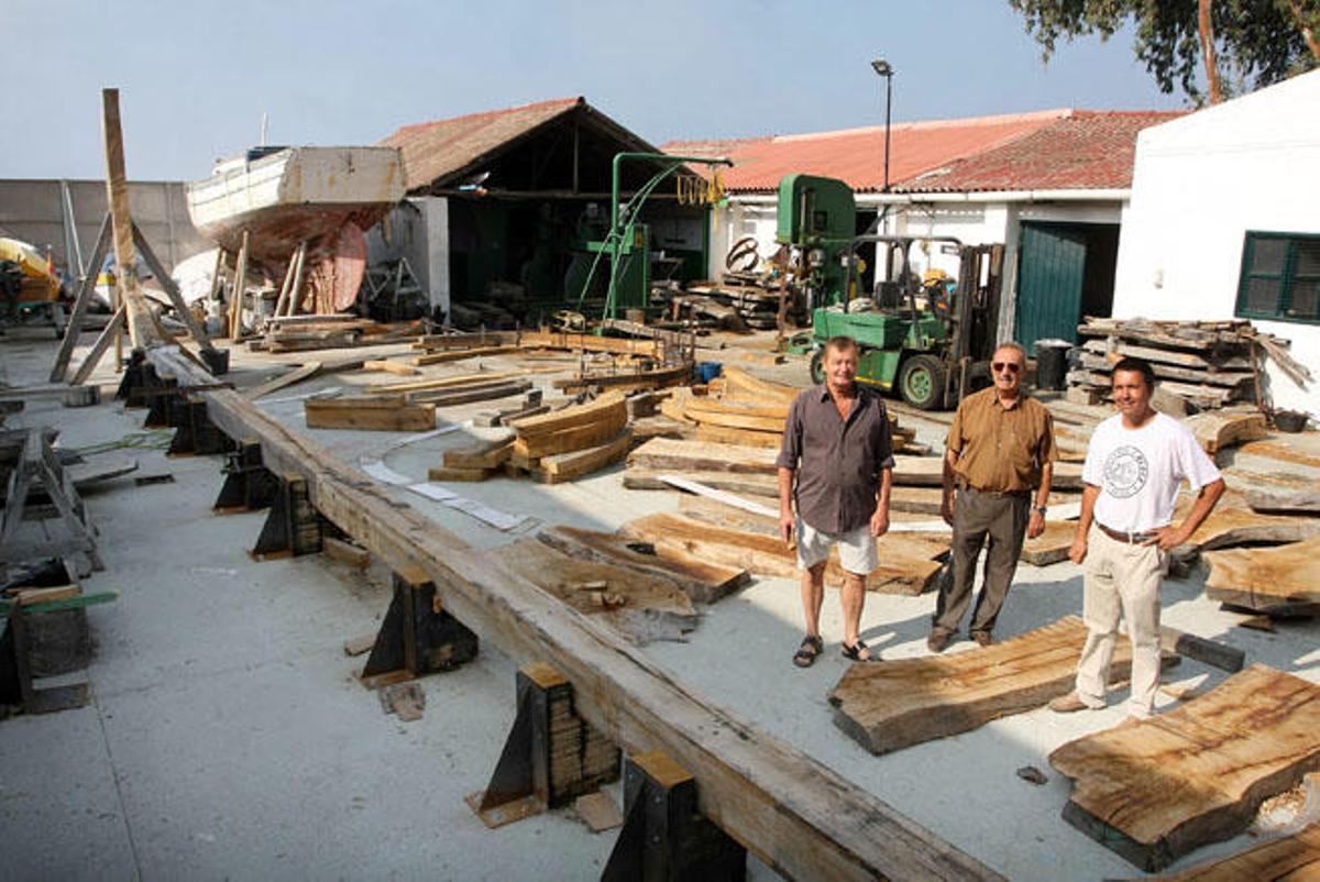 De izquierda a derecha, el alemán Klaus Meyer, estudiante de carpintería de ribera junto a Rafael Díaz Noguera, presidente de la Liga Naval Española, y Alfonso Sánchez-Guitard, el pasado martes ante la quilla del Galveztown.