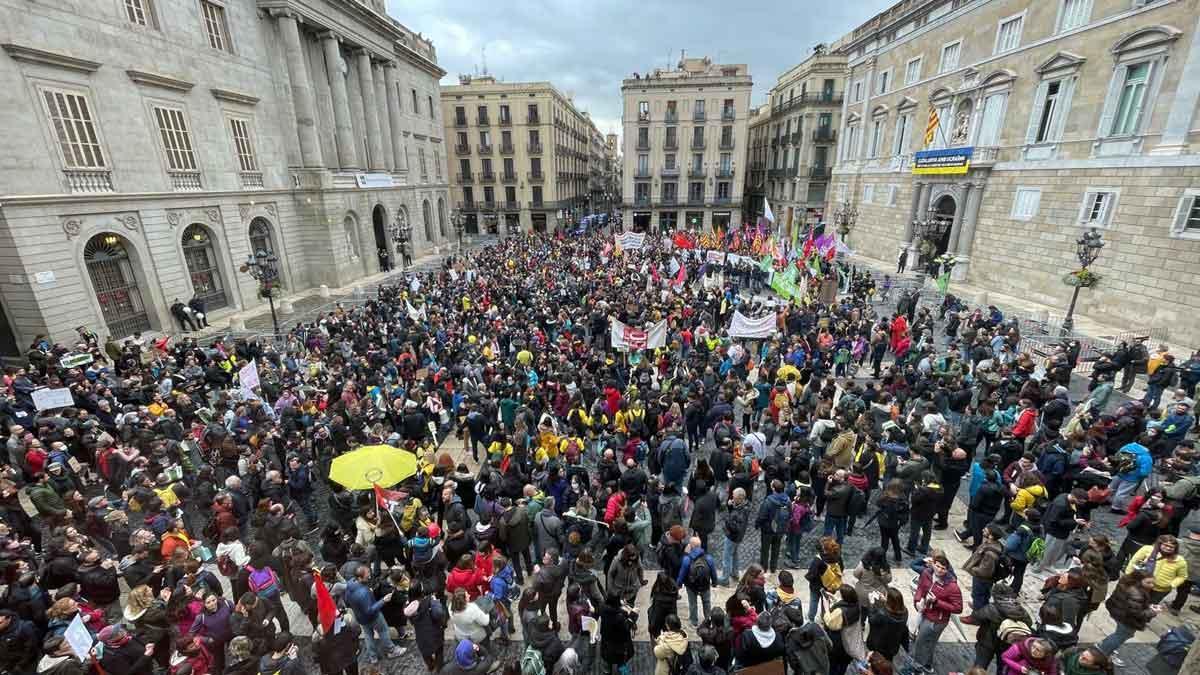 Manifestación de los profesores en la plaza de Sant Jaume