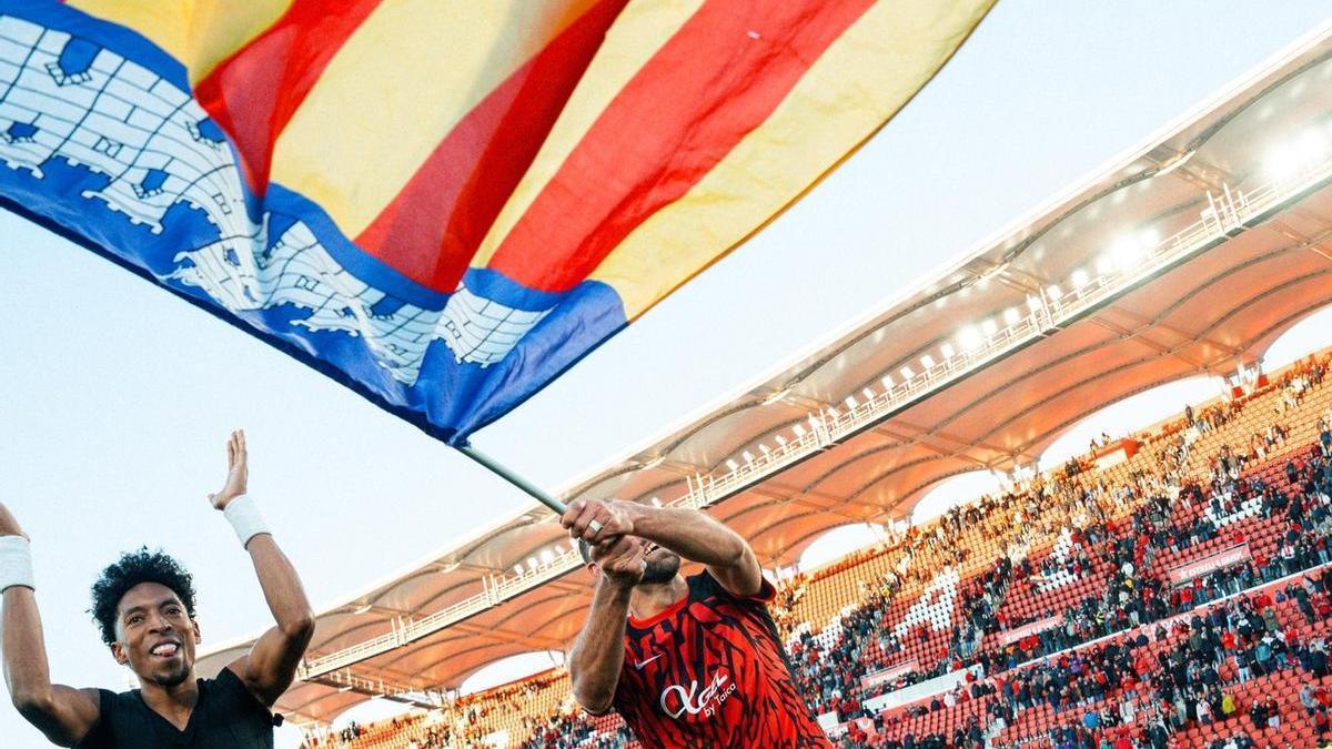 RCD Mallorca-RCD Espanyol. Mojica i Muriqi, amb la bandera del Mallorca després del partit