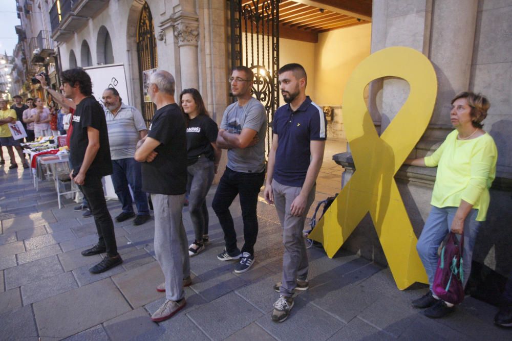 Cent dilluns reclamant la llibertat dels polítics presos a la plaça del Vi