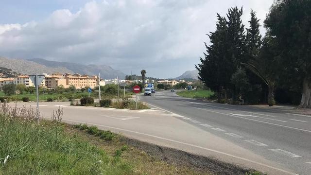 Varios vehÃ­culos circulando antre la entrada al pueblo por la calle Roser Vell