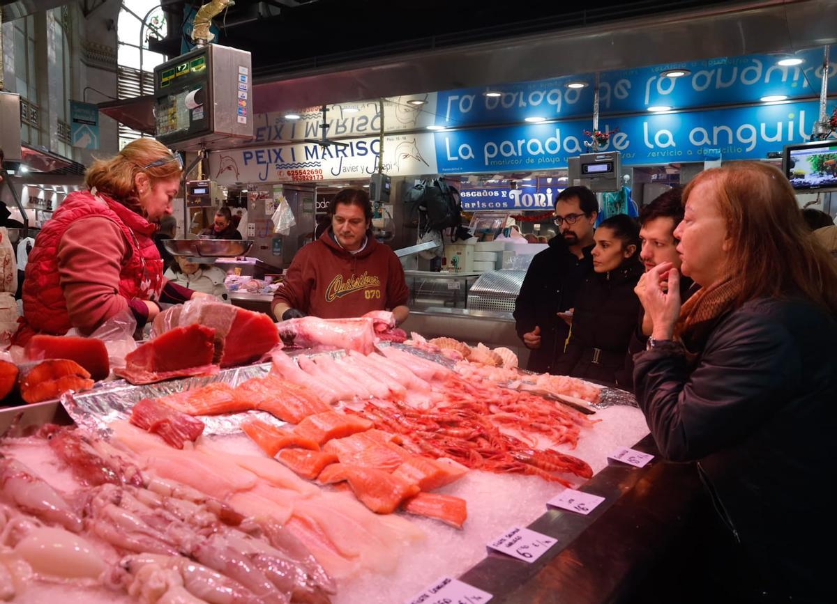 València se prepara para la Nochebuena: el Mercado Central, lleno