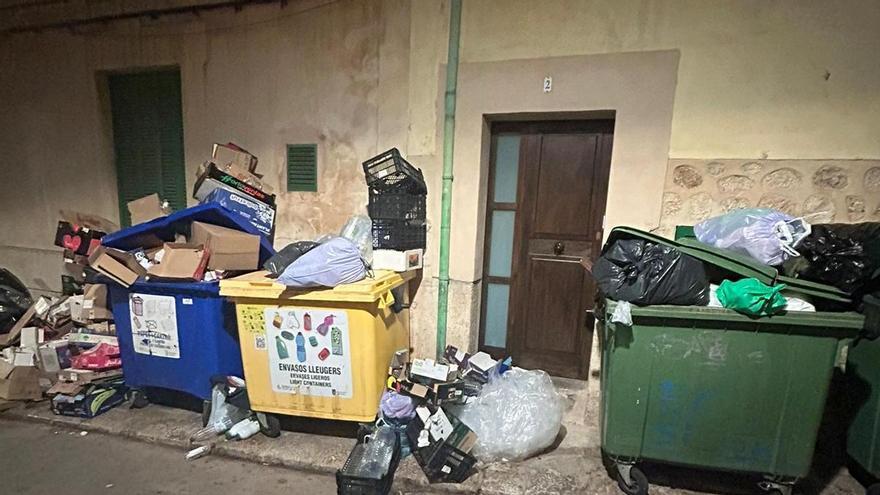 La odisea de unos vecinos de Sóller para entrar en sus casas por la acumulación de basuras en su calle