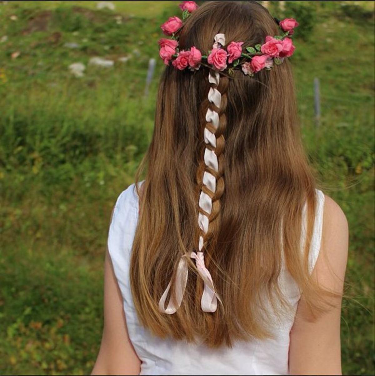 Las mejores trenzas de Instagram: corona de flores y trenza con lazo atrás