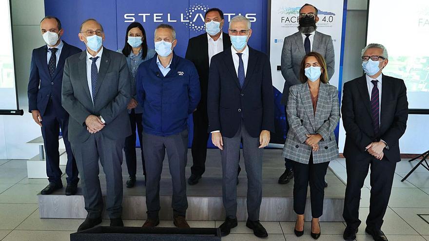 Foto de familia del proyecto “Facendo 4.0”, ayer en la factoría de Stellantis Vigo.