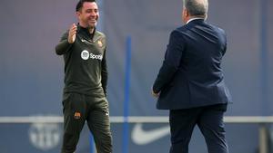 Xavi se abraza con Laporta antes del entrenamiento del FC Barcelona