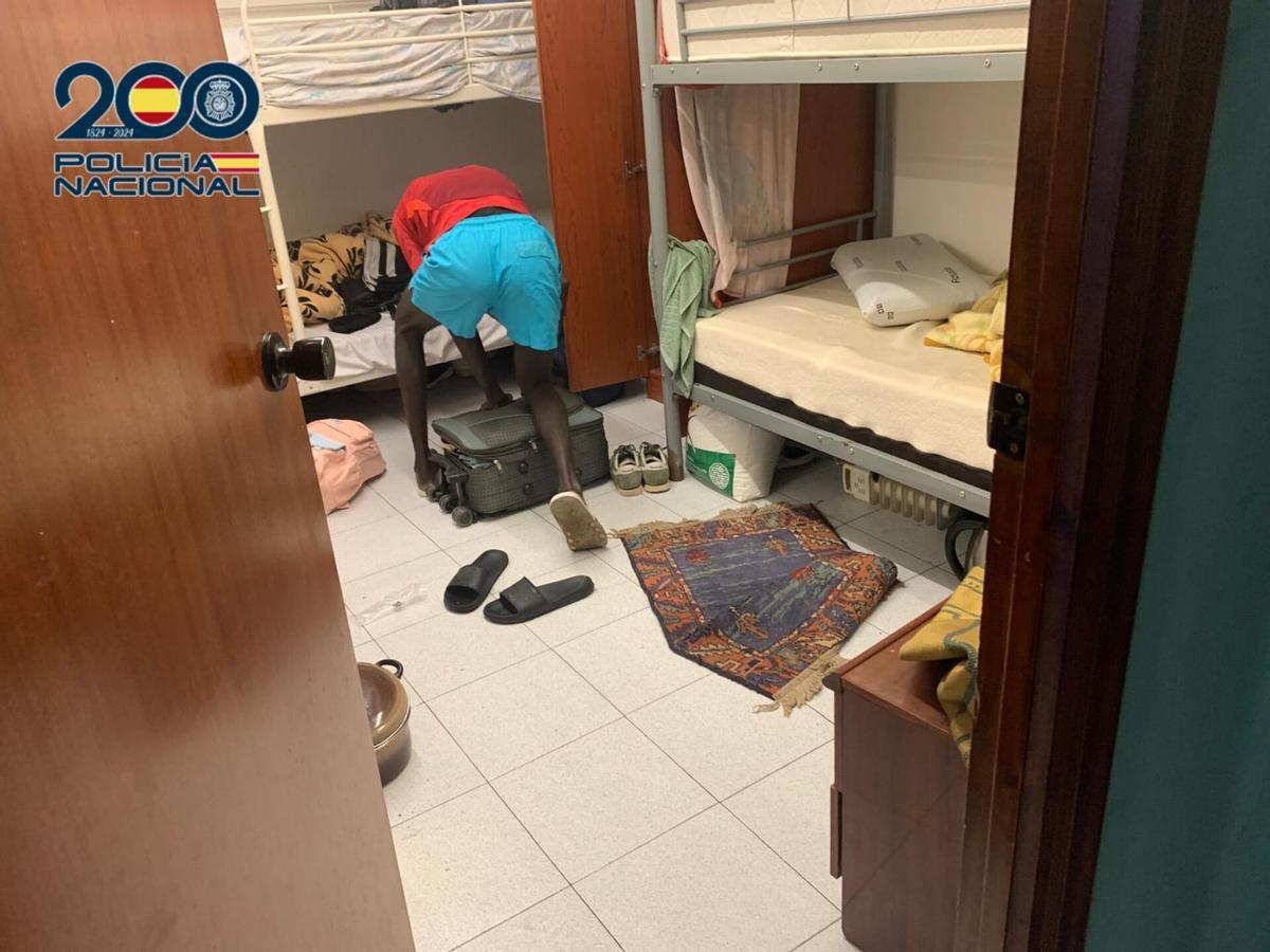 Interior del hostal ilegal desalojado en Zaragoza.