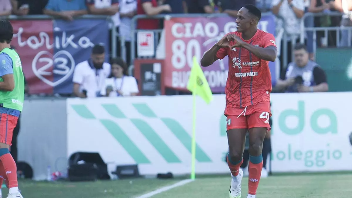 Yerri Mina se marca uno de sus 'bailecitos' marca de la casa para delirio de la afición