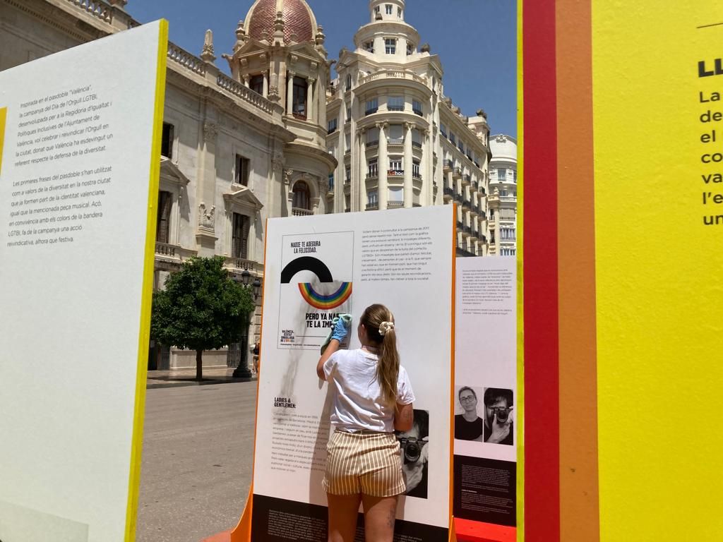 Vandalizan la exposición gráfica del Día del Orgullo en la Plaza del Ayuntamiento