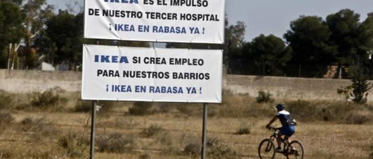 Comerciantes y vecinos de la Zona Norte ponen carteles en Rabasa reclamando Ikea
