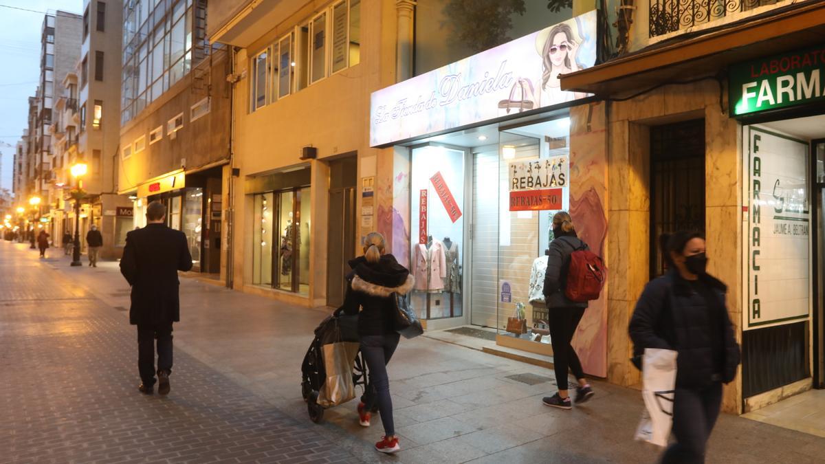 Comercios en la calle Enmedio de Castelló de la Plana.