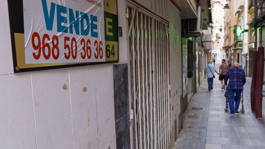 Más de la mitad de los bajos comerciales de la calle San Fernando se encuentran cerrados y con carteles de ‘Se vende’ o ‘Se alquila’, pese a la renovación del pavimento de la vía.