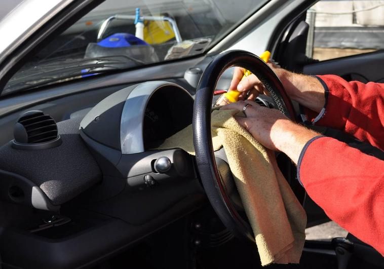 Este es el truco viral para proteger del sol el volante de tu coche que  debes