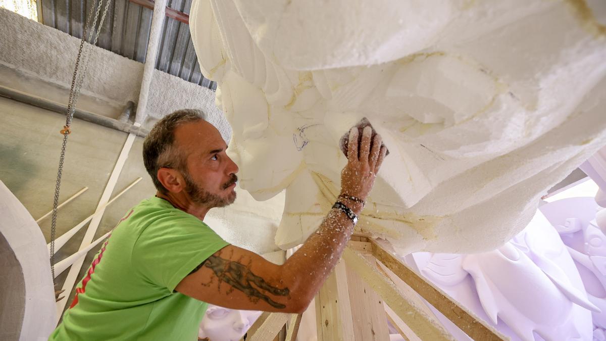 El artista Javier Gómez Morollón trabaja en el monumento de Hernán Cortés.