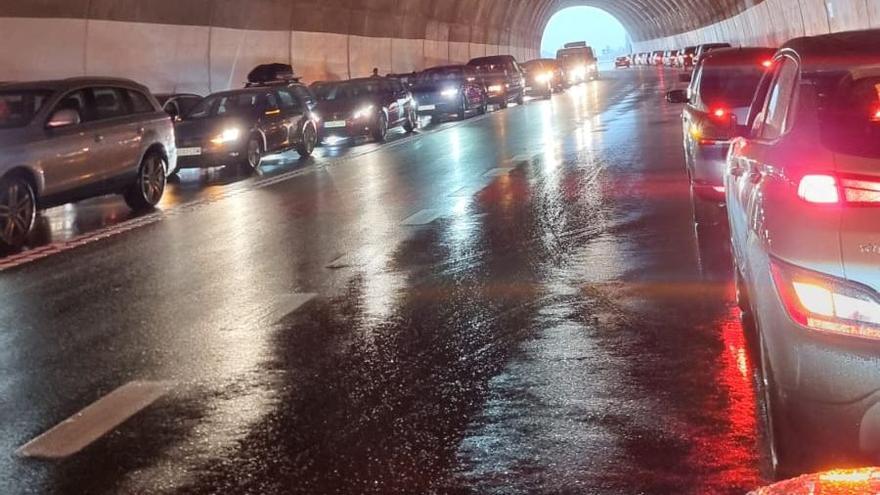 Los coches se protegían del granizo en el túnel del nuevo tramo de la N-232.