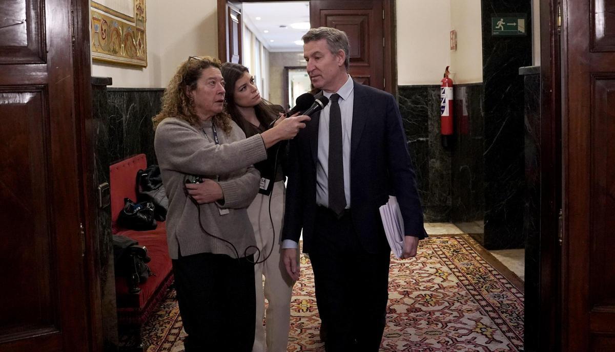 Feijóo atiende a los periodistas antes de declarar ante la jueza de la dana desde el Congreso de los Diputados.