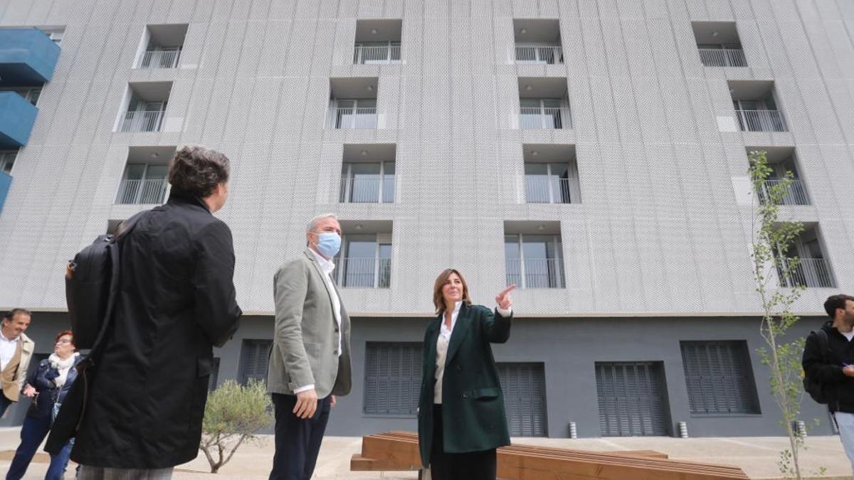 El alcalde, Jorge Azcón, y la concejala delegada de vivienda, Carolina Andreu, en la visita al ya terminado edificio de Fray Luis Urbano.