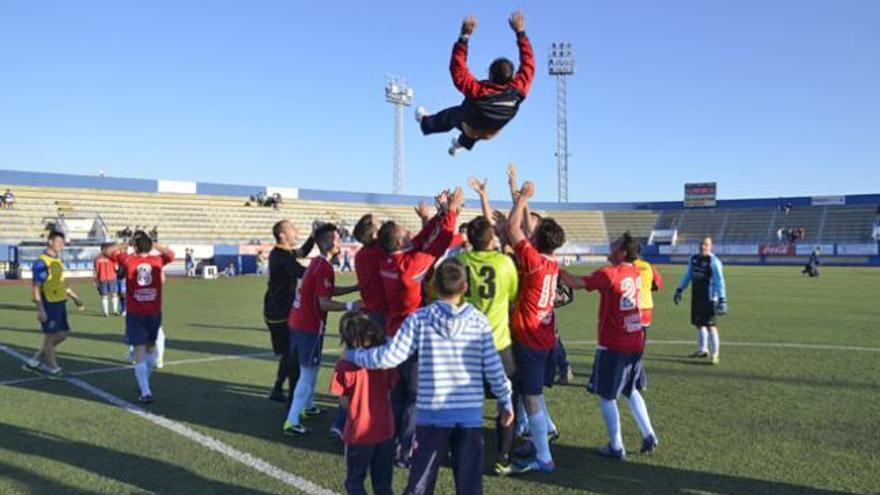 José Gorupa fue manteado por los jugadores.