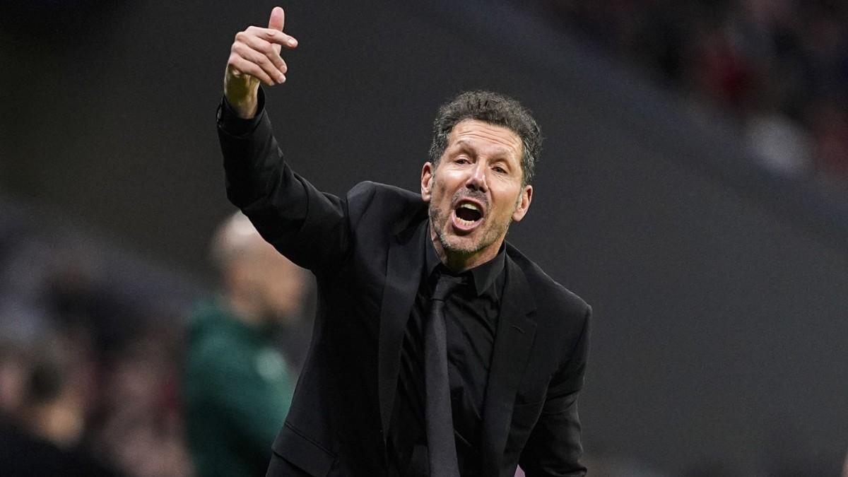Simeone da órdenes durante el Oviedo-Atlético liguero