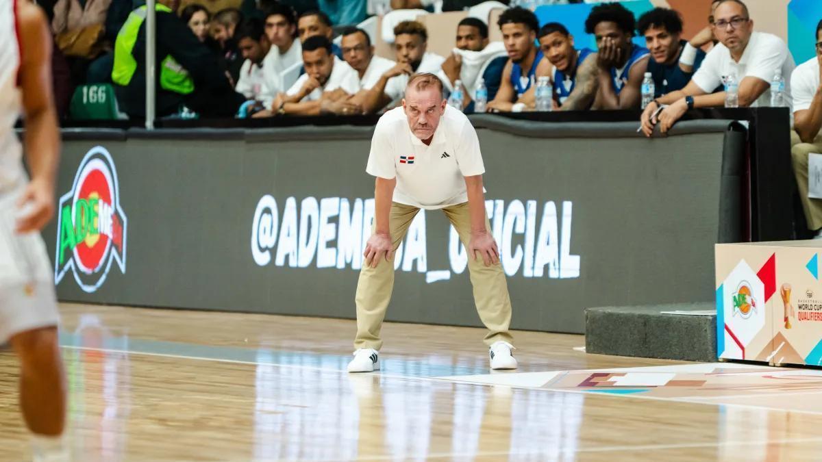 El 'Che' observa a sus jugadores desde la banda durante un partido de República Dominicana.