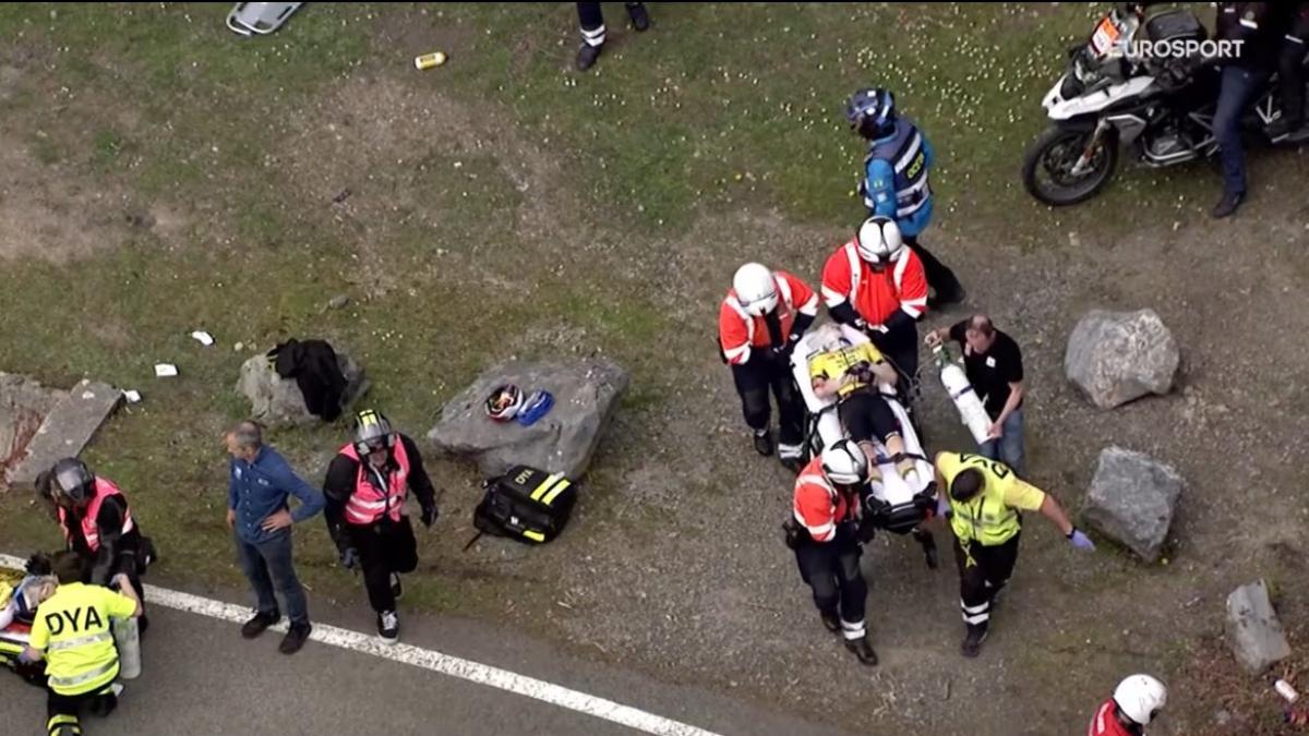 Vingegaard, atendido por los servicios de ambulancia