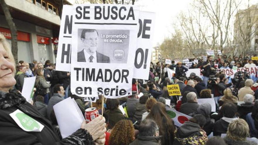 Una mujer, con un cartel durante la protesta.