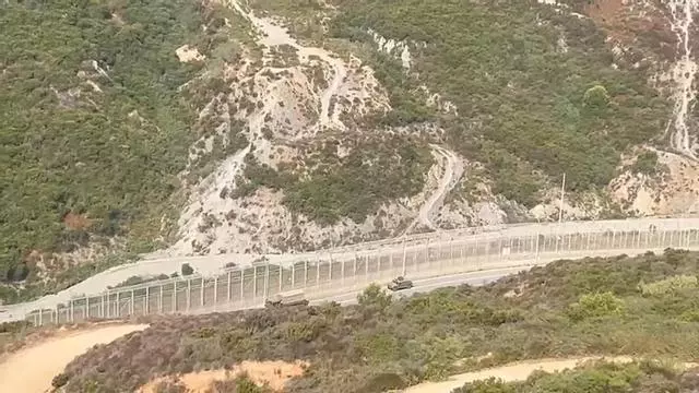 Vehículos militares recorren el perímetro fronterizo ceutí