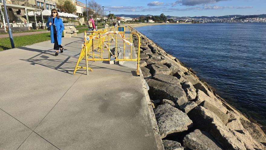 Tramo del paseo vallado por la rotura del bordillo por los efectos del mar.|  G.N.