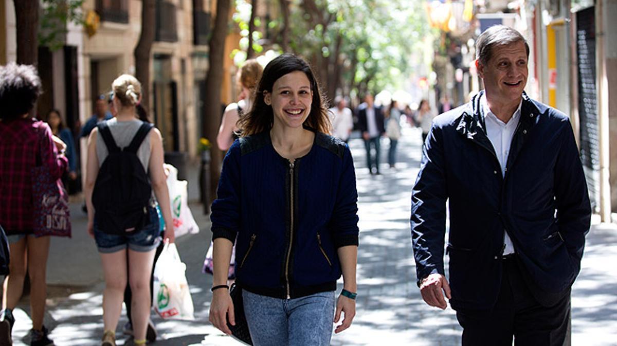 Alberto Fernández Díaz, candidato del PPC a la alcaldía de Barcelona, pasea por Gràcia con una lectora de EL PERIÓDICO y comparte charla con ella sobre sus proyectos para la ciudad.