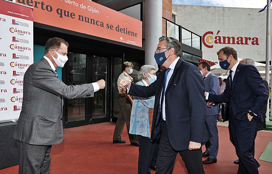 El presidente del PP de Gijón, Pablo González, a la derecha, se saluda con Baragaño. | Juan Plaza