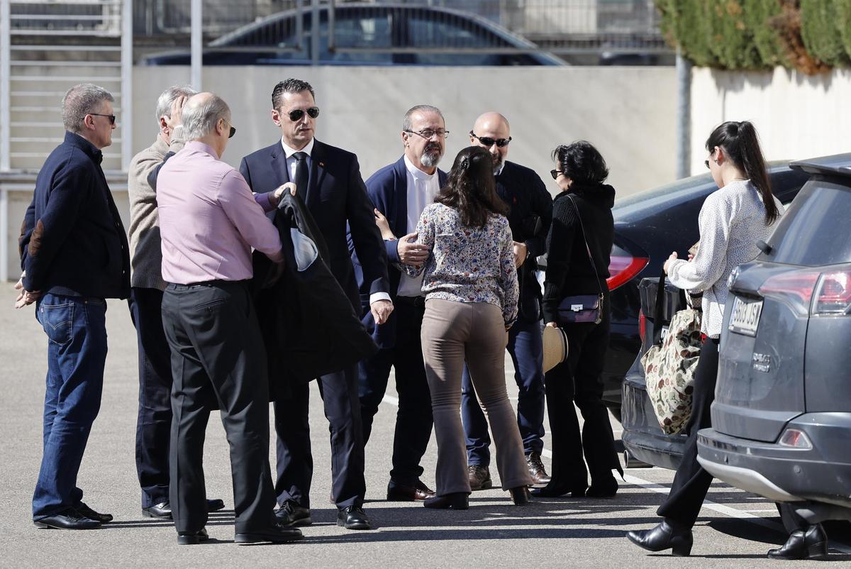 Solo la familia en el velatorio de Tejero, con mucha expectación mediática y curiosos